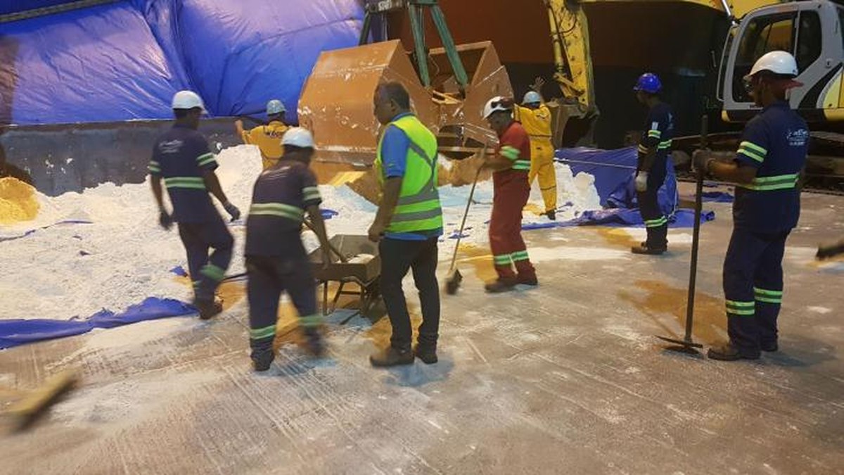 Equipe da Atlantis Engenharia em operação de movimentação de cargas