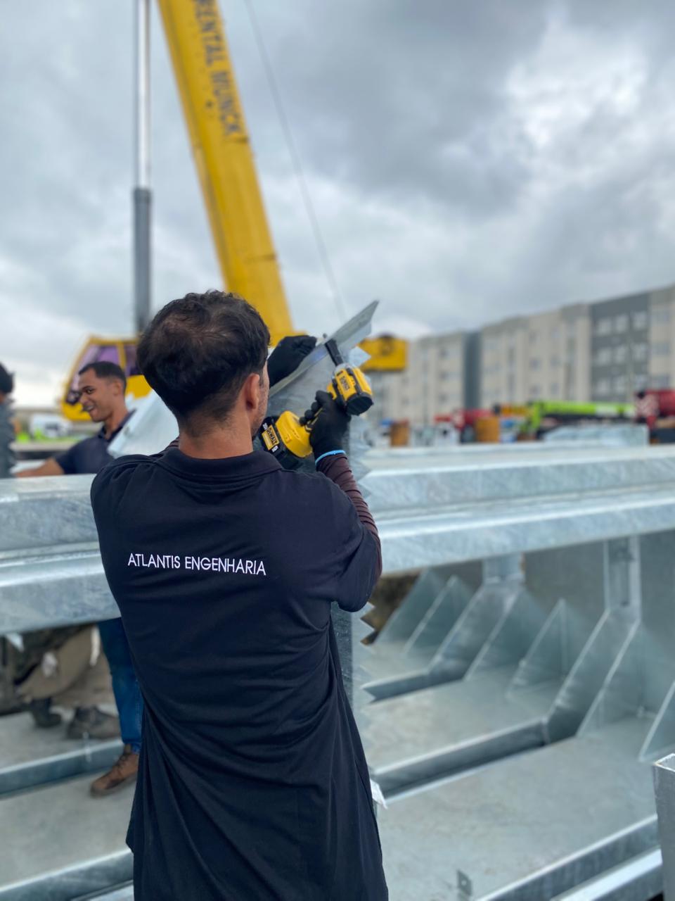 Equipe da Atlantis Engenharia montando estrutura metálica em obra