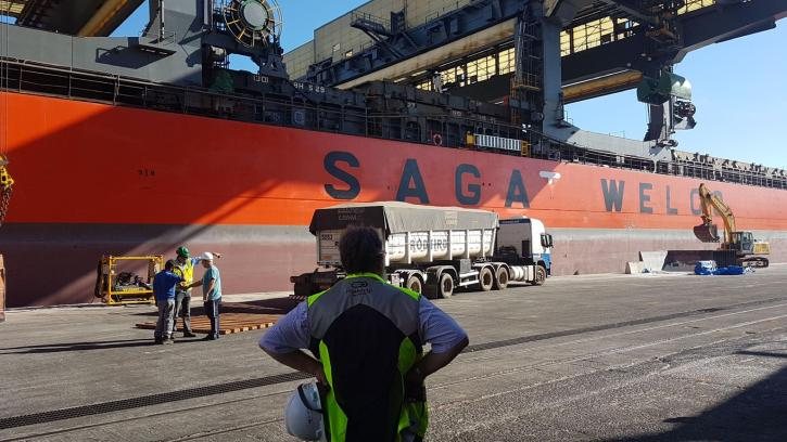 Operação portuária com movimentação de cargas