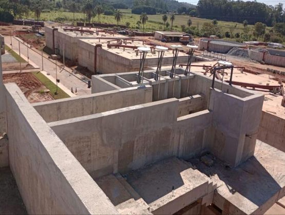 Complexo de estação de tratamento de efluentes em construção