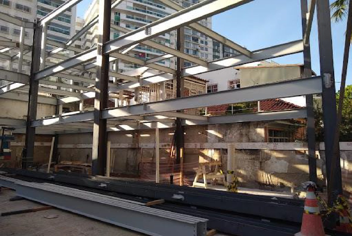 Montagem de estrutura metálica em obra no Rio de Janeiro