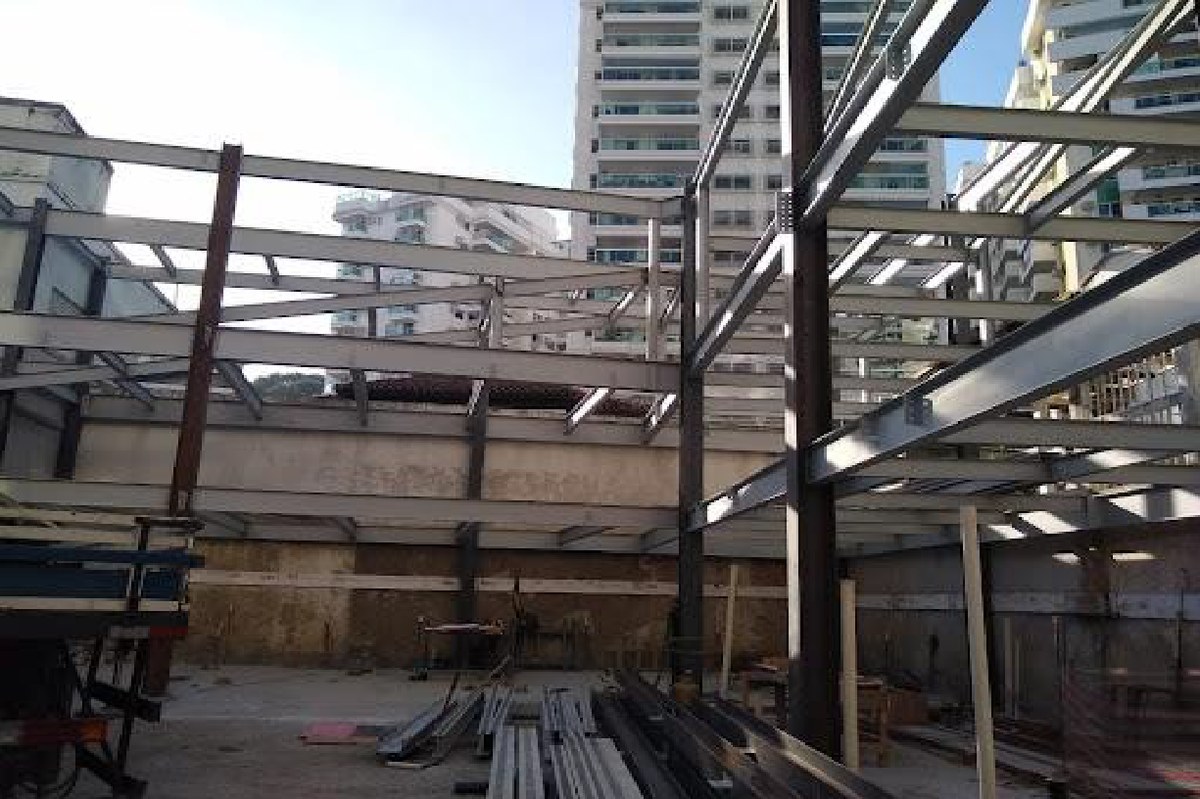 Estrutura metálica de edifício em fase de montagem