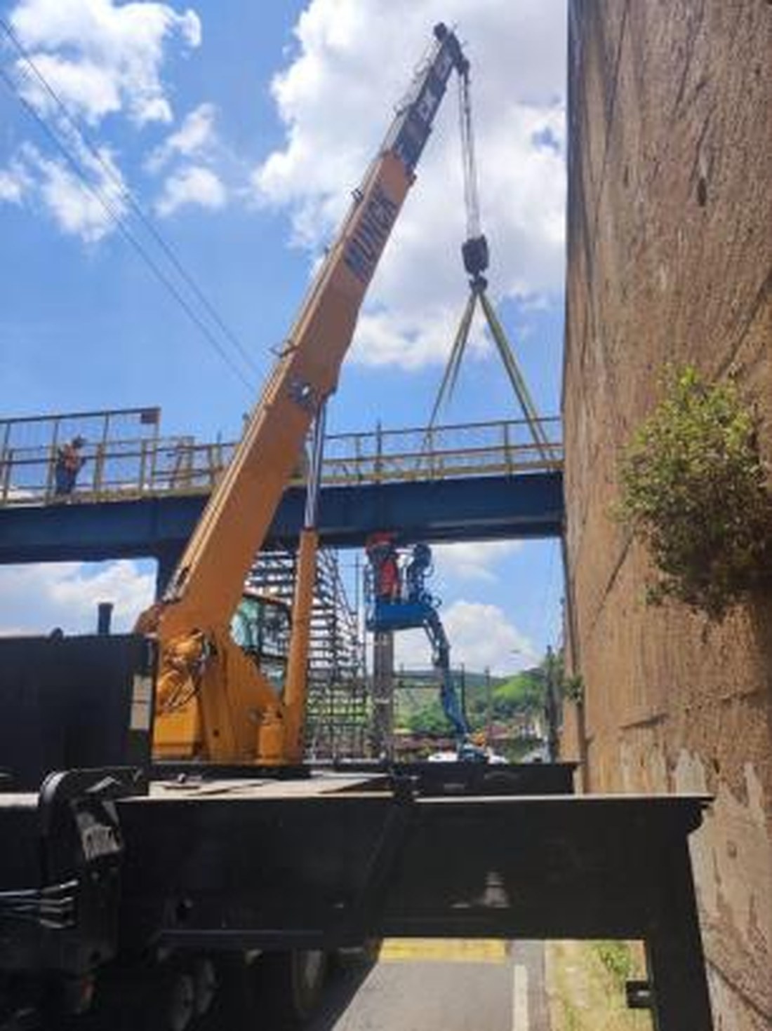 Desmontagem de passarela sobre linha ferroviária