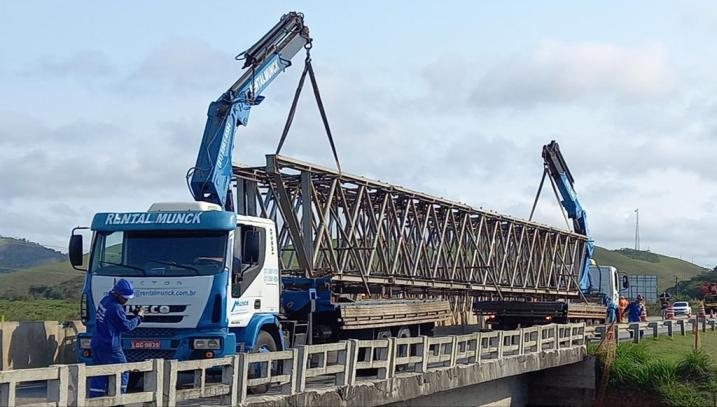 Transporte de viga metálica com caminhão munck